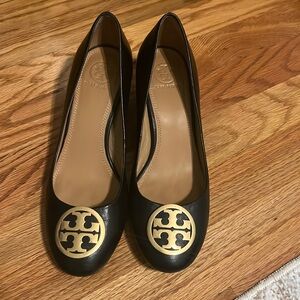 Tory Burch leather round toe pumps with gold emblem